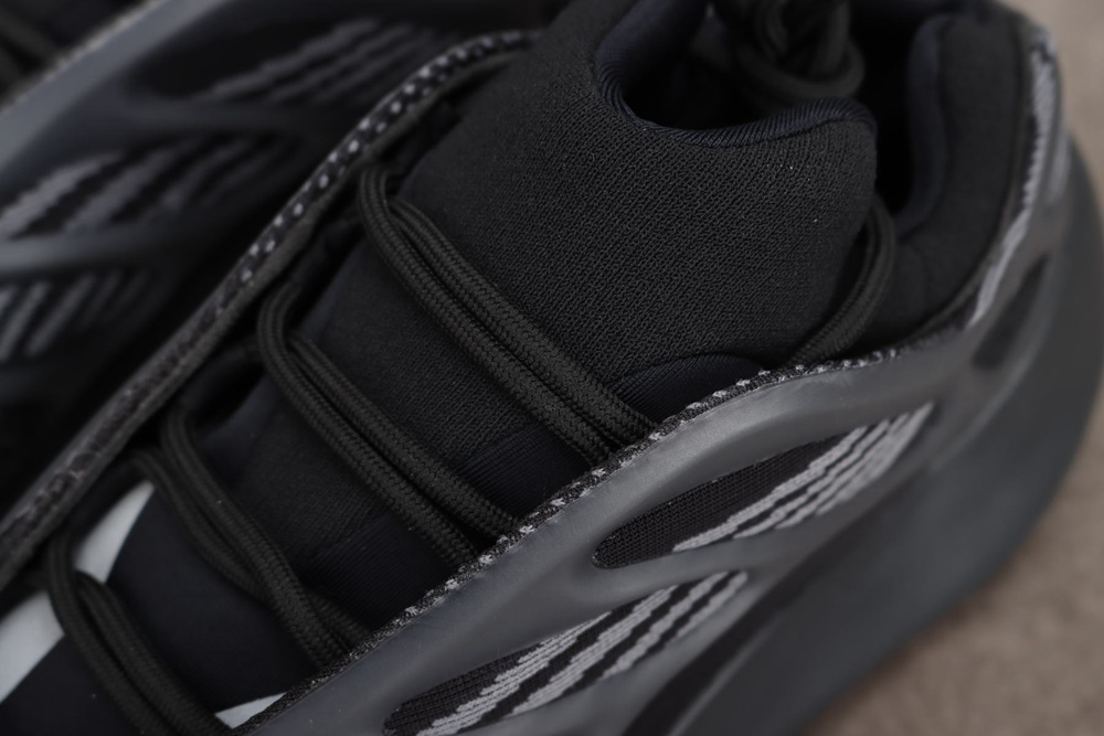 yeezy700v3黑
