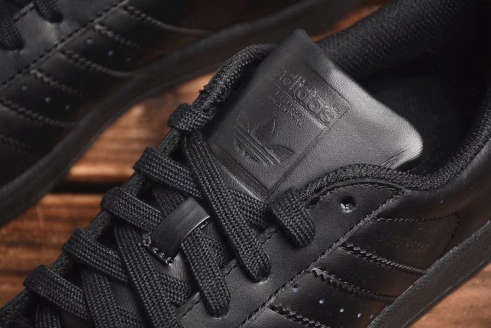 adidas贝壳头纯黑
